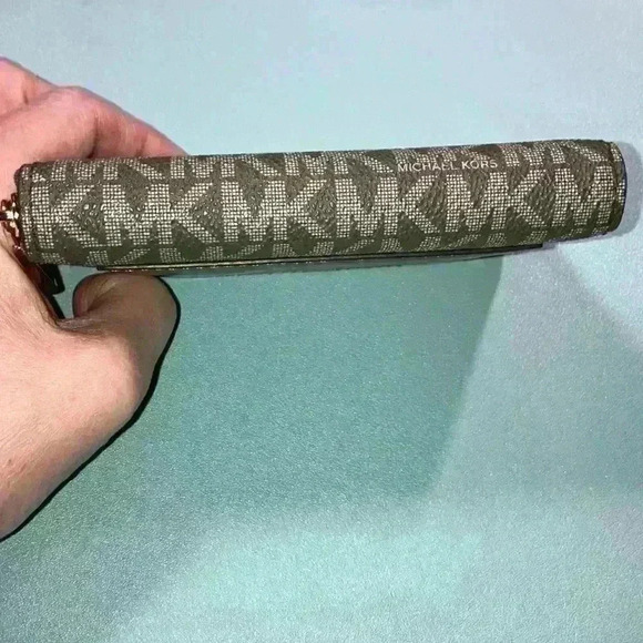 EUC 🔥Michael Kors Card Case Zipped Wallet - Picture 8 of 16